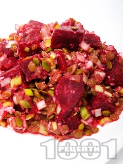 Руска салата от варено червено цвекло, сирене, праз лук и тиквени семки - снимка на рецептата